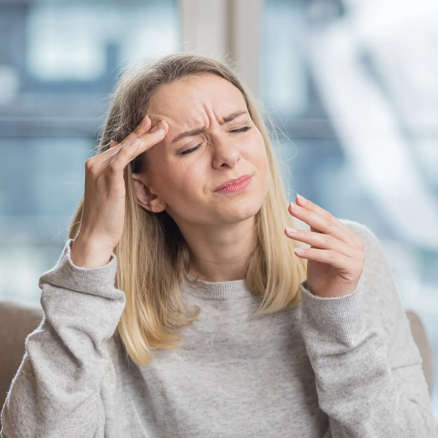 Frau mit Spannungskopfschmerzen Schmerztherapie und Osteopathie Zentrum Döbling