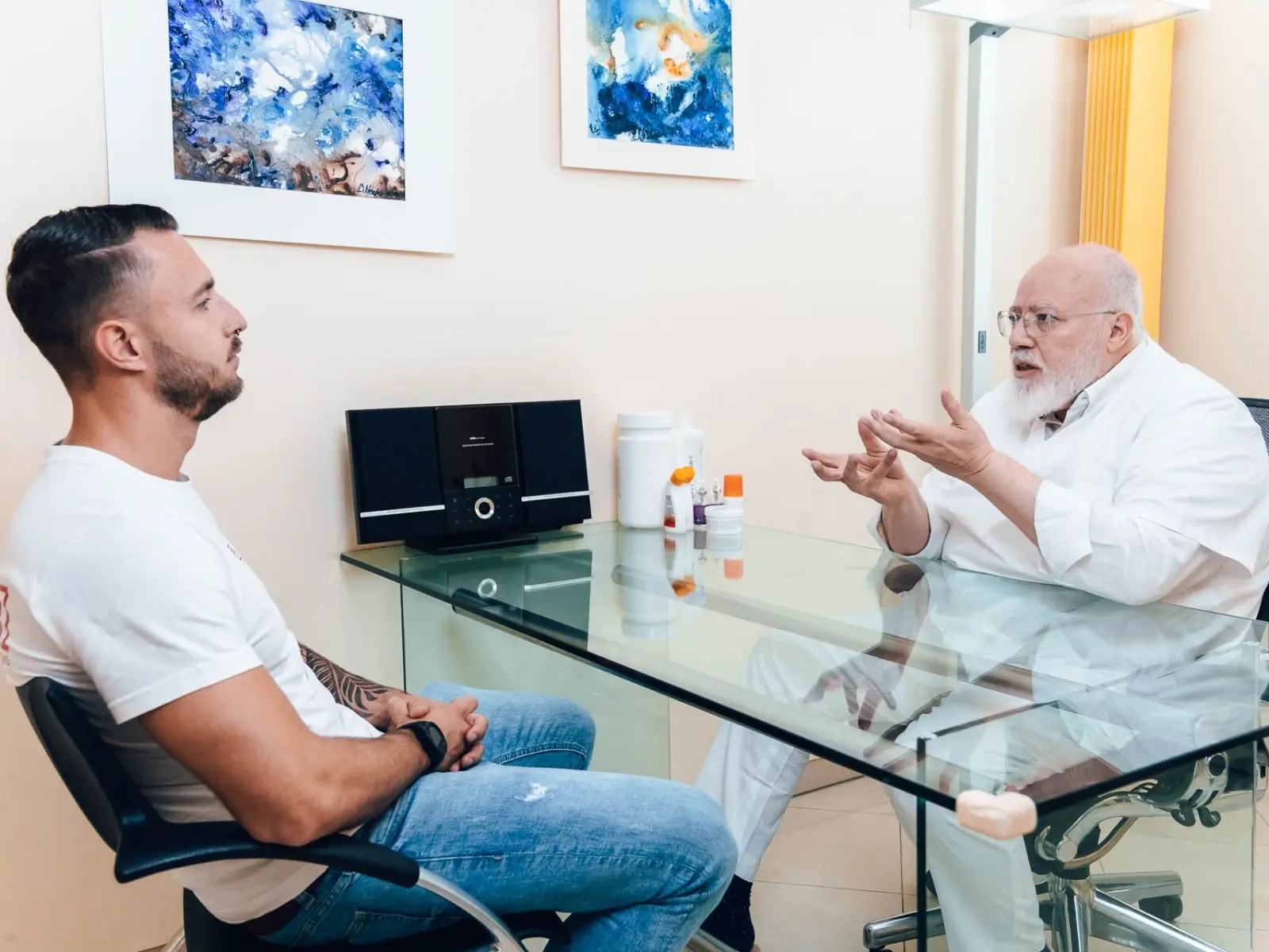 Gespräch ärztliches Attest im Schmerztherapie und Osteopathie Zentrum Wien