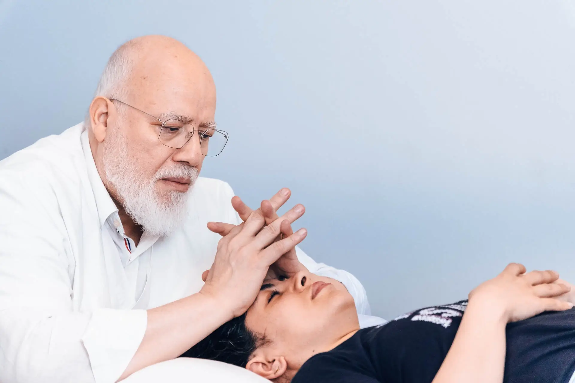 Physioenergetik Behandlung bei Frauen Schmerztherapie und Osteopathie Zentrum Döbling Wien