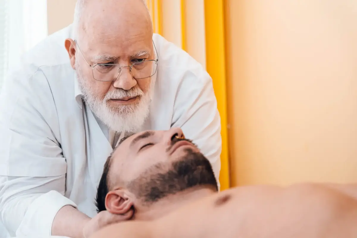 Spannungskopfschmerzen Behandlung Mann Schmerztherapie und Osteopathie Zentrum Döbling